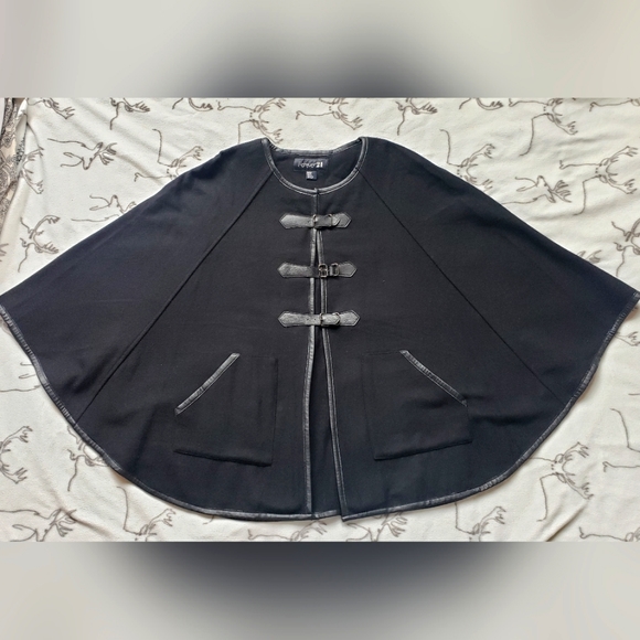 Cape-Jacket - Picture 1 of 4